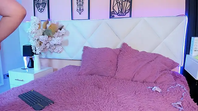 veronica hill  online show from October 14, 2025, 3:29 am