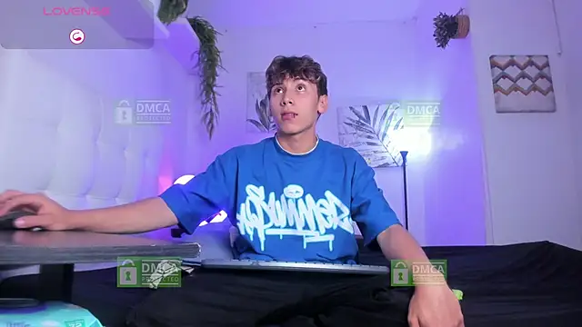 Snapshot of Twinkie_Hung chatting on November 20, 2025, 9:04 pm Twinkie Hung online show from November 20, 2025, 9:04 pm