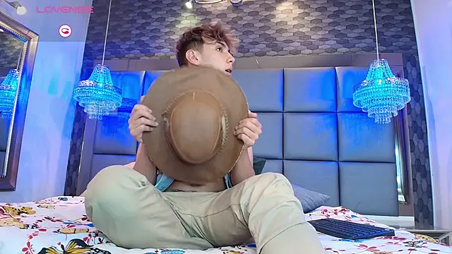 Snapshot of Twinkie_Hung chatting on September 9, 2025, 9:02 pm Twinkie Hung online show from September 9, 2025, 9:02 pm