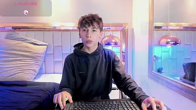 Snapshot of Twinkie_Hung chatting on November 24, 2025, 9:26 pm Twinkie Hung online show from November 24, 2025, 9:26 pm