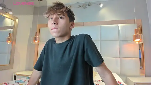 Snapshot of Twinkie_Hung chatting on September 20, 2025, 9:42 pm Twinkie Hung online show from September 20, 2025, 9:42 pm