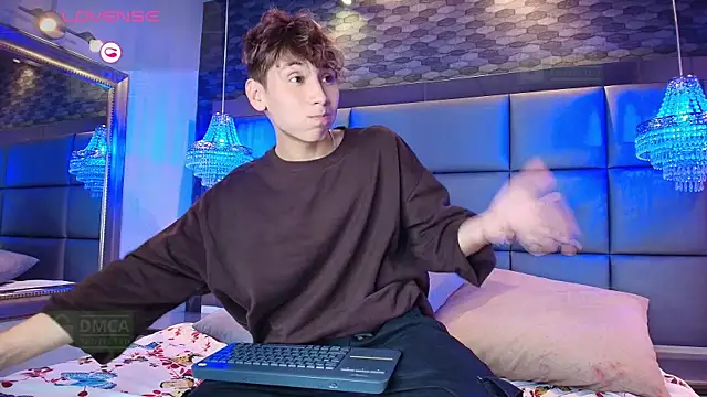 Snapshot of Twinkie_Hung chatting on September 18, 2025, 9:29 pm Twinkie Hung online show from September 18, 2025, 9:29 pm