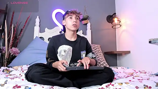 Snapshot of Twinkie_Hung chatting on September 8, 2025, 2:16 pm Twinkie Hung online show from September 8, 2025, 2:16 pm