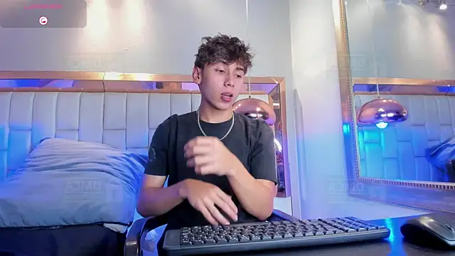 Snapshot of Twinkie_Hung chatting on November 26, 2025, 9:48 pm Twinkie Hung online show from November 26, 2025, 9:48 pm