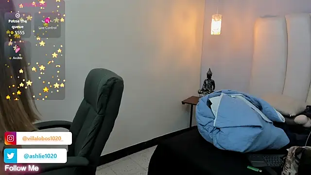 MiaVillalobos online show from October 26, 2025, 3:01 pm