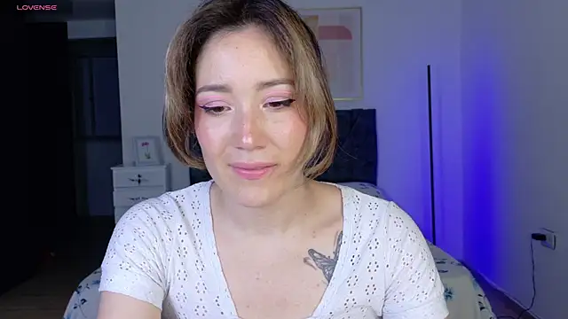 Eliih 01 online show from September 23, 2025, 2:07 am