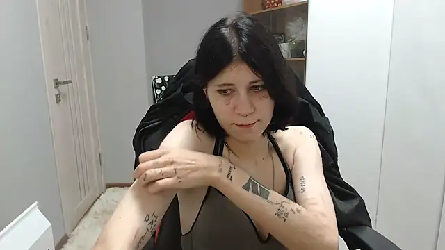 TinaQuiin online show from September 28, 2025, 8:10 am