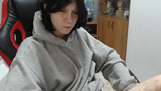 TinaQuiin online show from September 26, 2025, 8:10 am