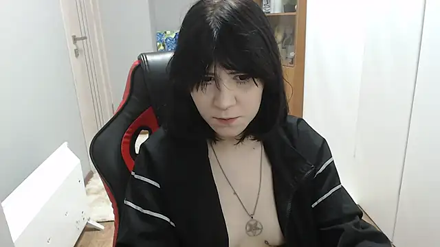 TinaQuiin online show from December 17, 2025, 8:52 am