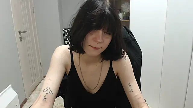 TinaQuiin online show from October 10, 2025, 8:04 am