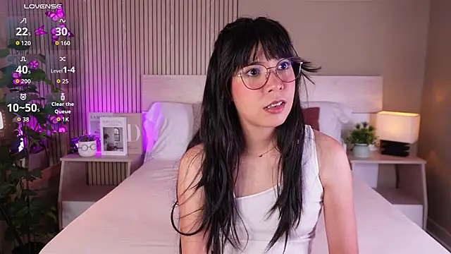 aprilqueenie online show from June 26, 2026, 7:42 pm