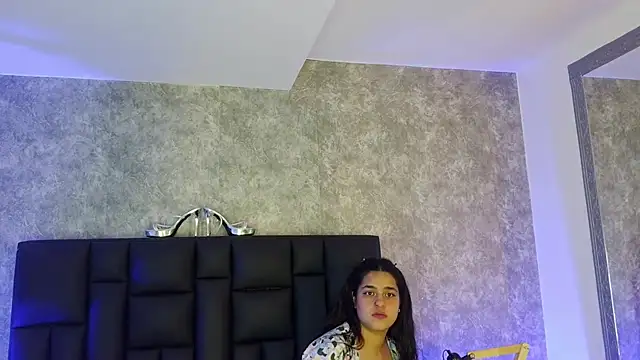 crystaldarliing online show from April 30, 2026, 8:57 pm