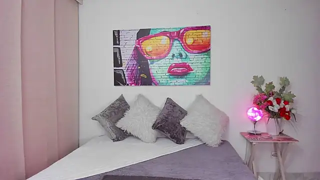 leyah  online show from October 6, 2025, 12:39 pm