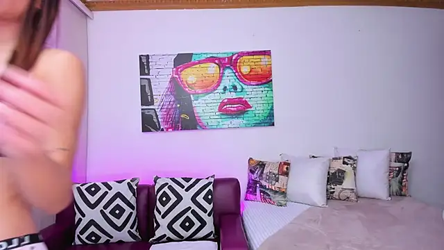 leyah  online show from October 27, 2025, 12:39 pm