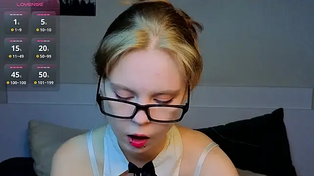 Snapshot of JulietteRain chatting on August 4, 2026, 9:08 pm JulietteRain online show from August 4, 2026, 9:08 pm