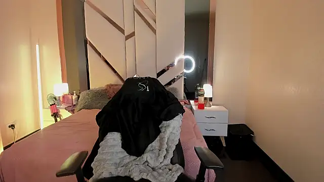 EmmaStonns online show from March 10, 2026, 12:42 pm