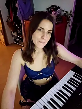 BelleFelicitas online show from November 28, 2025, 6:08 pm