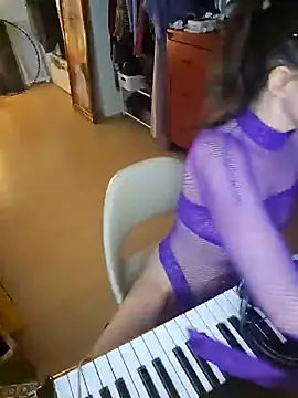 BelleFelicitas online show from December 17, 2025, 6:13 pm