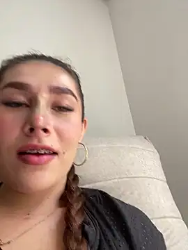 Isa Villamarin online show from September 22, 2025, 3:29 pm