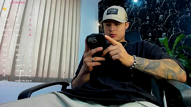 Alexander ferre online show from October 3, 2025, 1:34 pm