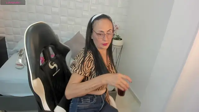 yulitza1025 online show from November 4, 2025, 11:58 am