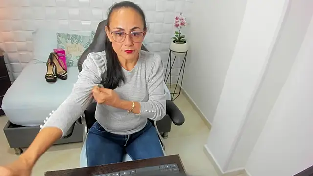 yulitza1025 online show from September 23, 2025, 11:50 am