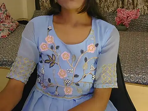 hoty-priya online show from November 11, 2025, 4:40 am