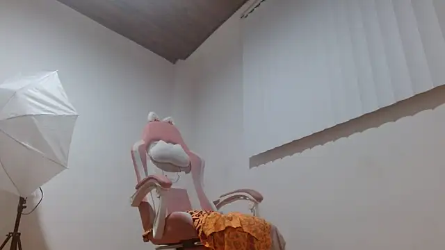 Crystal Star  online show from December 15, 2025, 9:59 am