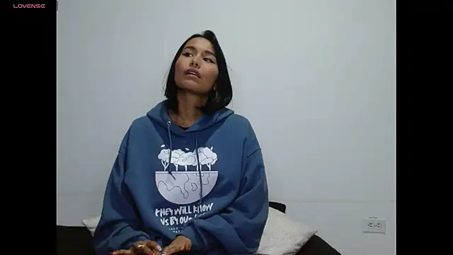 Gia Lee online show from December 18, 2025, 4:06 am