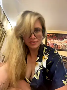 Crystal00Girl online show from October 19, 2025, 8:00 pm