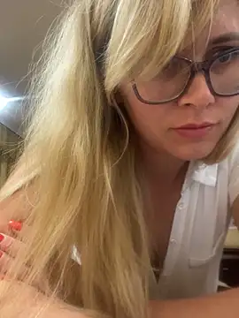 Crystal00Girl online show from October 12, 2025, 9:05 pm