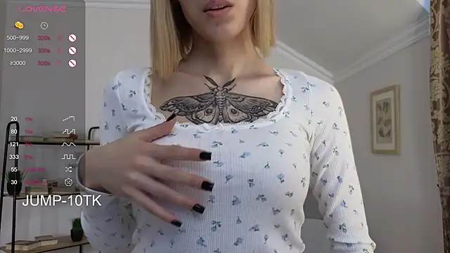 Snapshot of Sonia_Jones chatting on December 4, 2025, 9:30 am Sonia Jones online show from December 4, 2025, 9:30 am