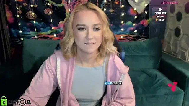 CrystalGirl99 online show from December 21, 2025, 8:38 am