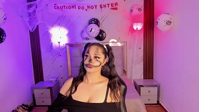 Lizeth Salazar online show from October 4, 2025, 11:56 am