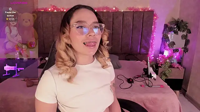 LanaMills  online show from July 28, 2026, 4:53 am