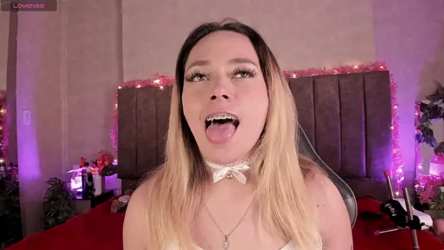 LanaMills  online show from July 13, 2026, 4:01 am