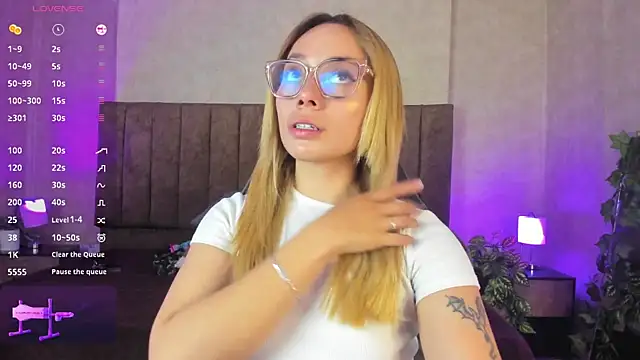 LanaMills  online show from October 28, 2025, 3:40 am