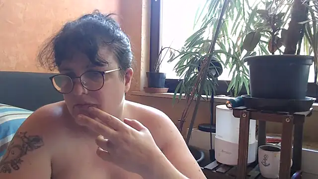 ladyfrombonn online show from June 19, 2026, 1:39 pm