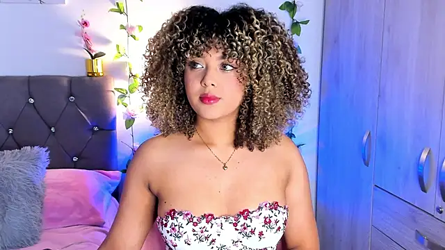 isajonnes18 online show from October 6, 2025, 9:48 pm