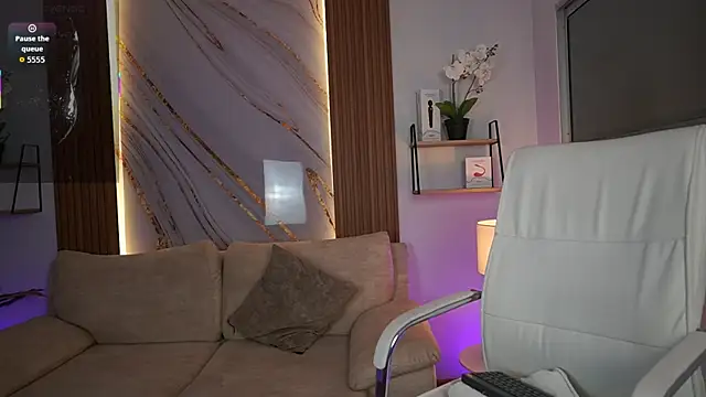 MilaCrave online show from November 26, 2025, 11:32 am