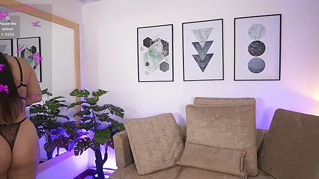 MilaCrave online show from September 22, 2025, 11:49 am