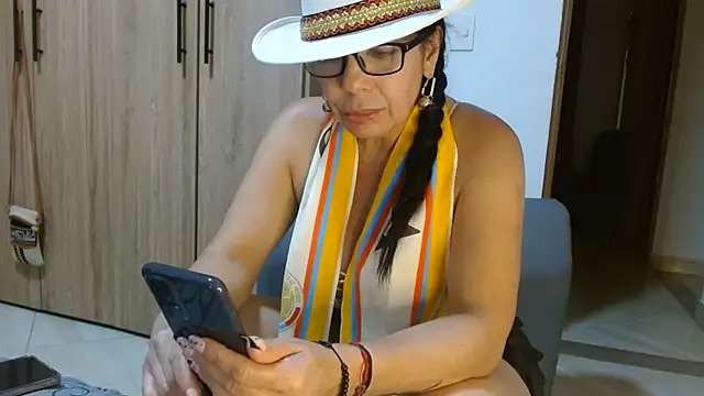 naiaratobon   online show from June 28, 2026, 3:13 am