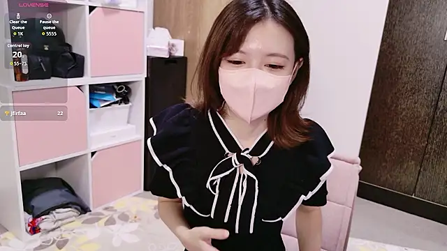 Azusa DoMybest online show from April 12, 2026, 6:16 am