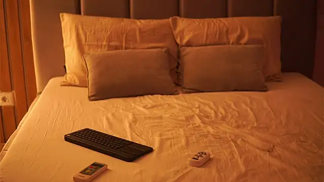 EllyLynn online show from October 4, 2025, 8:27 am