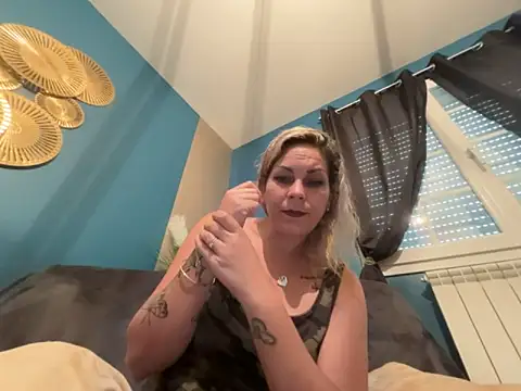 minettedusud online show from September 19, 2025, 9:46 am