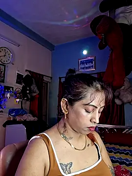 Snapshot of Love_Beauty01 chatting on July 8, 2026, 6:52 pm Love Beauty01 online show from July 8, 2026, 6:52 pm