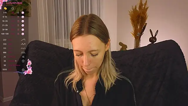 NyxaThorn online show from November 19, 2025, 2:39 pm