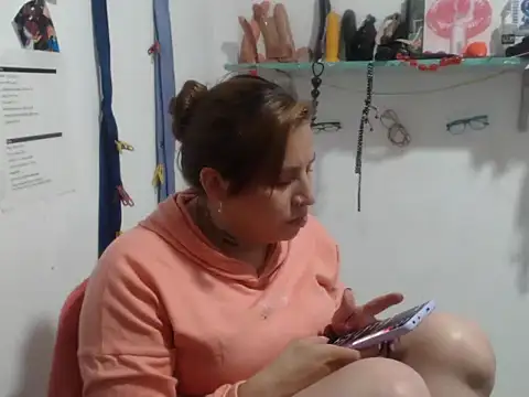 cloequeen15 online show from September 10, 2025, 5:56 pm