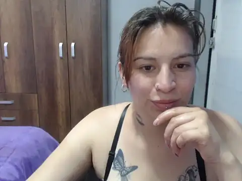 cloequeen15 online show from November 10, 2025, 2:44 pm