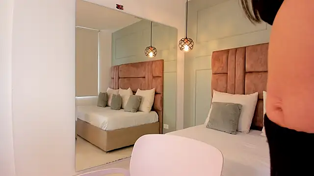 Snapshot of hannah_miltonn chatting on December 5, 2025, 9:34 pm hannah miltonn online show from December 5, 2025, 9:34 pm